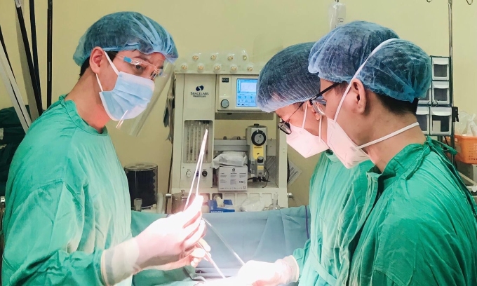 Bác sĩ Nam phẫu thuật cho người bệnh