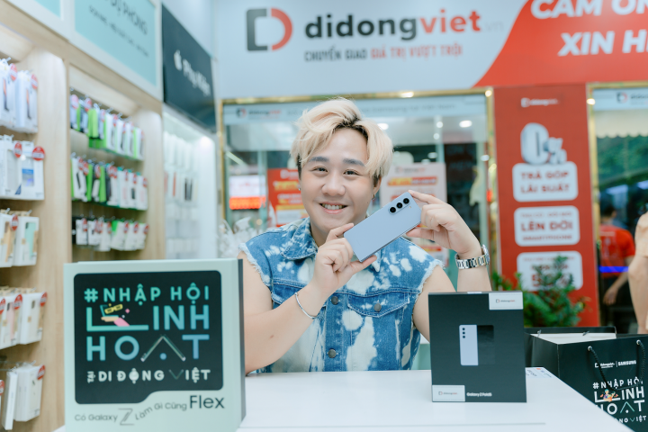 Idol Trung Quan បានទិញ Galaxy Z Fold5 នៅ Mobile World ។