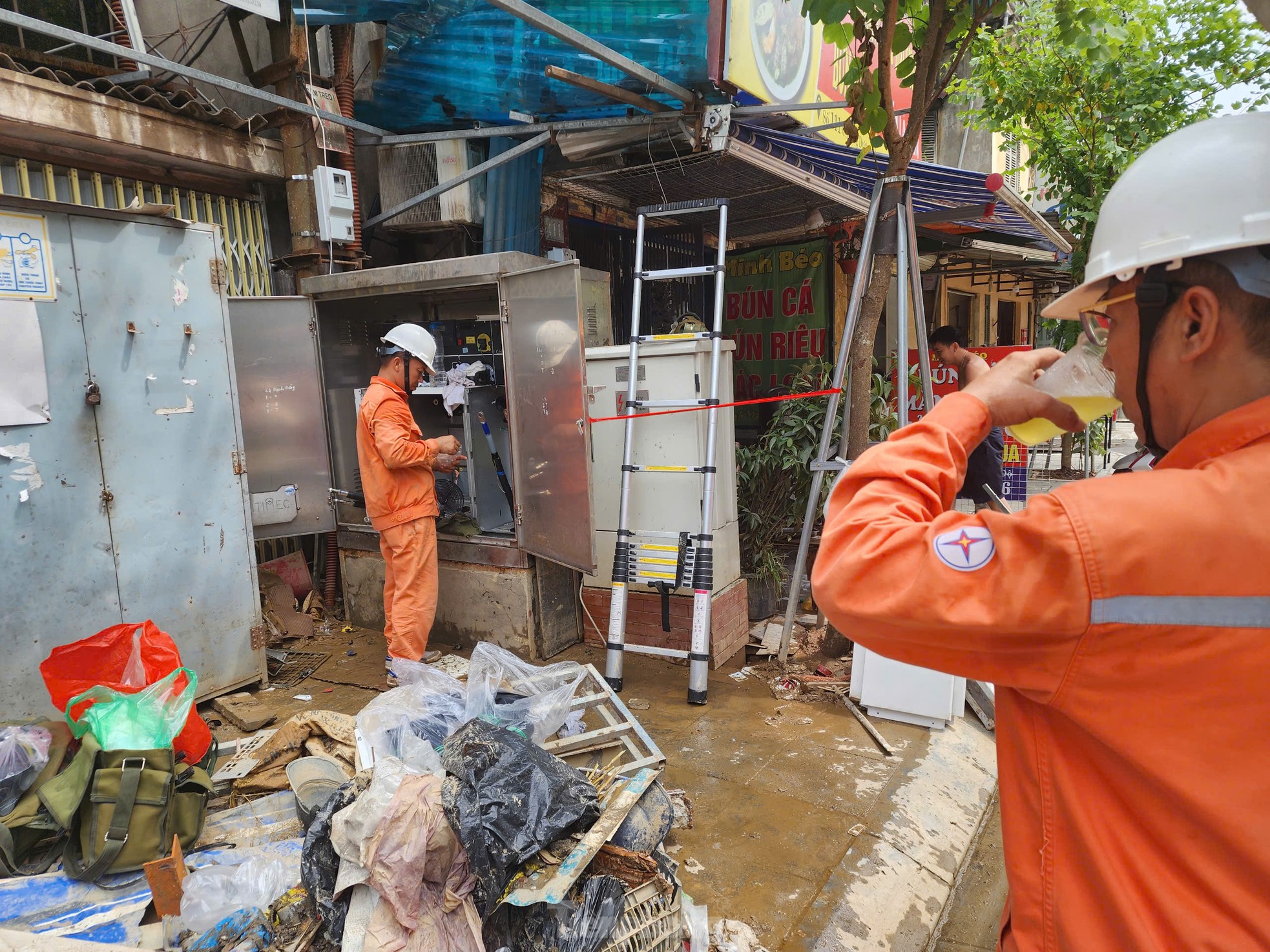 La gente a lo largo del Río Rojo limpia sus casas mientras el agua retrocede. Foto 20