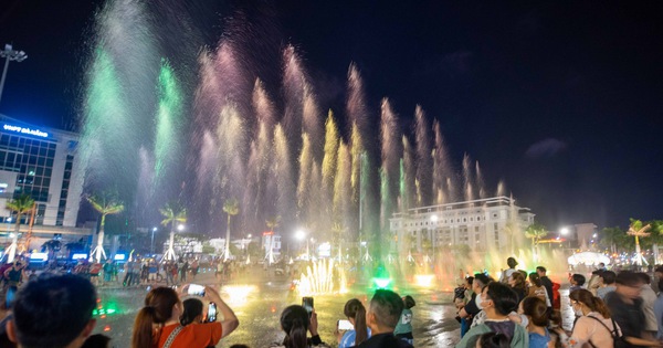 La place 29-3 à Da Nang est bondée de monde même si elle n'est pas encore terminée.