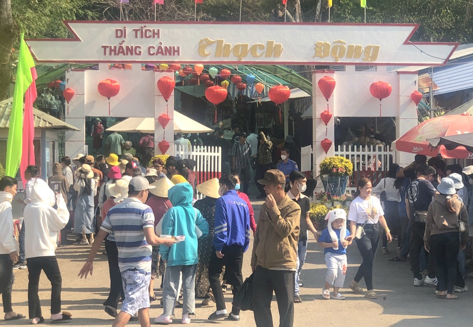 Los turistas visitan atracciones turísticas en Hanoi Hada. (Fotografía de Huu Tuan)