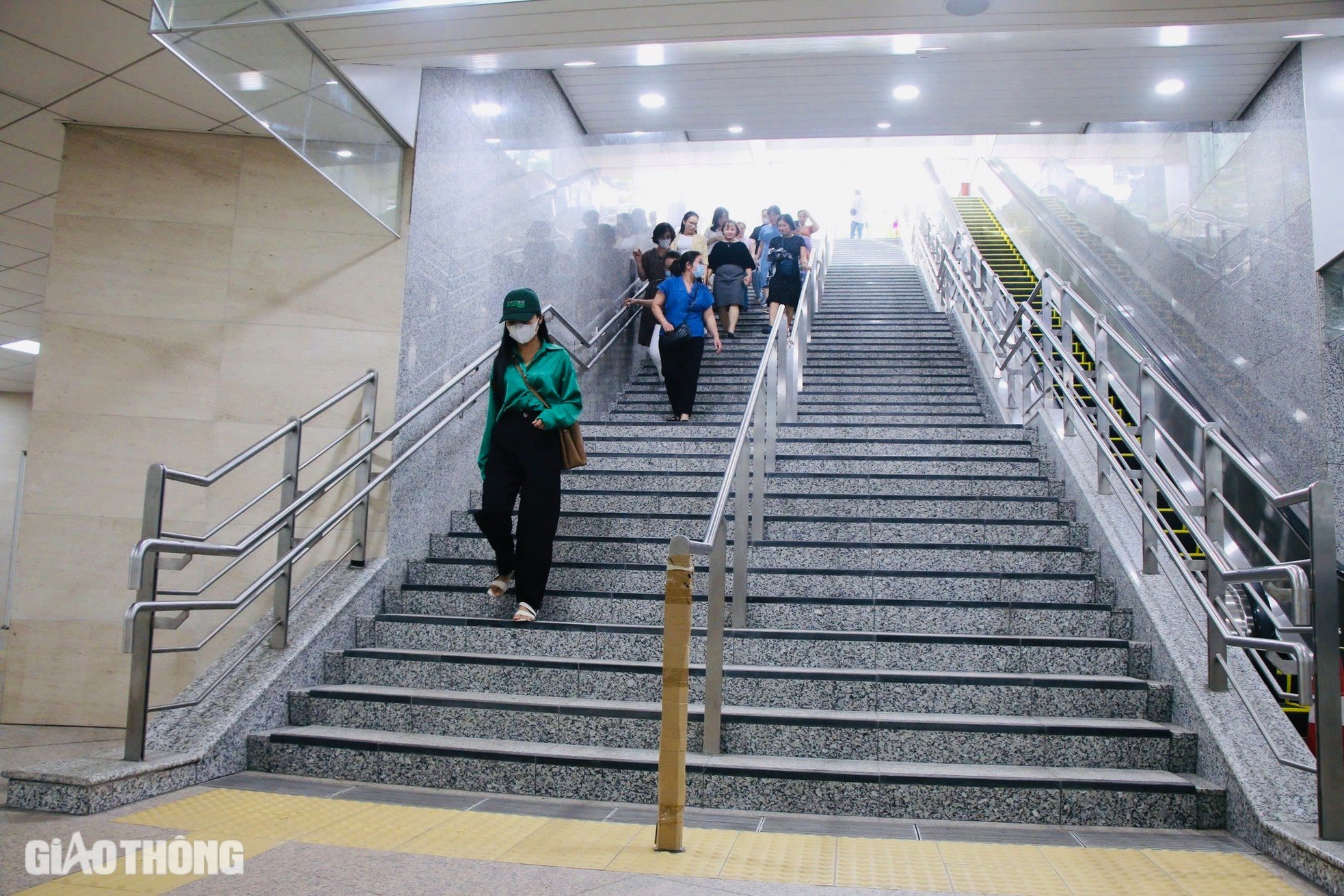 Les habitants de Ho Chi Minh-Ville découvrent avec enthousiasme le métro avant le jour de son opération officielle, photo 2