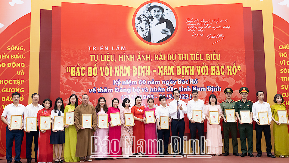 Comrade Nguyen Anh Tuan, Member of the Standing Committee of the City Party Committee, Secretary of the City Party Committee, Chairman of the People's Council of Nam Dinh City, awarded Certificates to outstanding authors in the Writing Contest Uncle Ho with Nam Dinh, Nam Dinh with Uncle Ho. Photo: Viet Du DT 7 