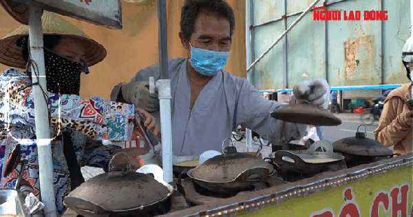 Take a queue number to buy banh bo for 5,000 VND in Ho Chi Minh City