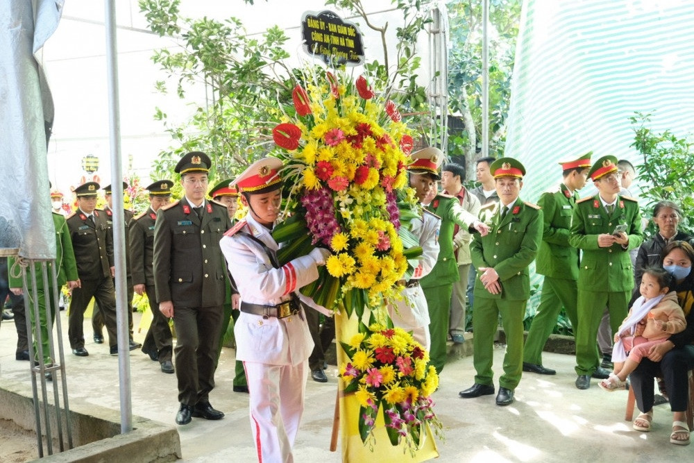 Beförderung zum Oberleutnant Tran Trung Hieu, der im Dienst starb