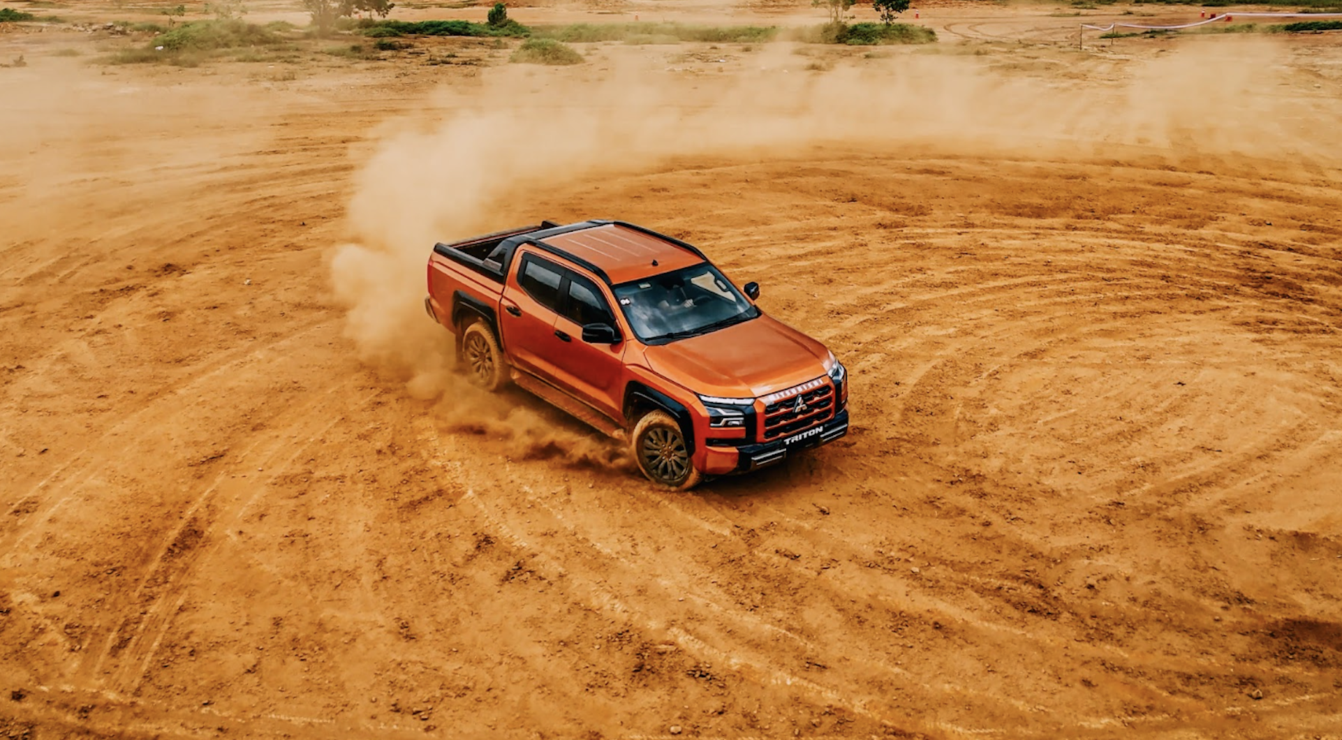 Rejoignez le double champion tout-terrain du Rallye Dakar avec le Mitsubishi Triton 2024