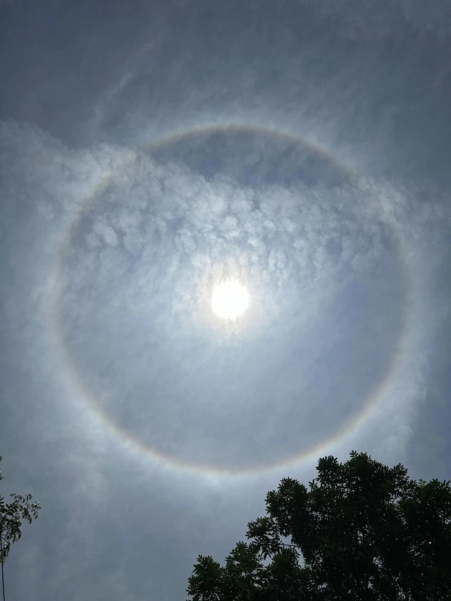 Panorama - El halo solar aparece en Da Nang al mediodía del 25 de mayo