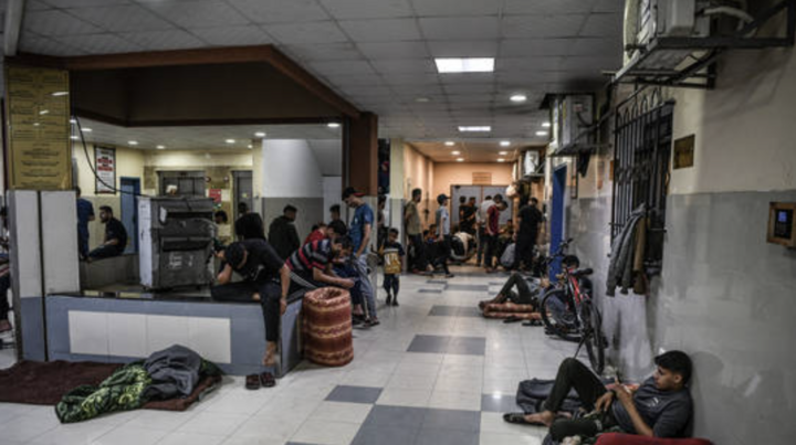 Das Al-Nasser-Krankenhaus und die umliegende Gegend sind zu einer Zufluchtsstätte für Tausende Palästinenser geworden, die durch die anhaltende israelische Offensive in Khan Yunis, Gaza, vertrieben wurden. (Foto: Getty)