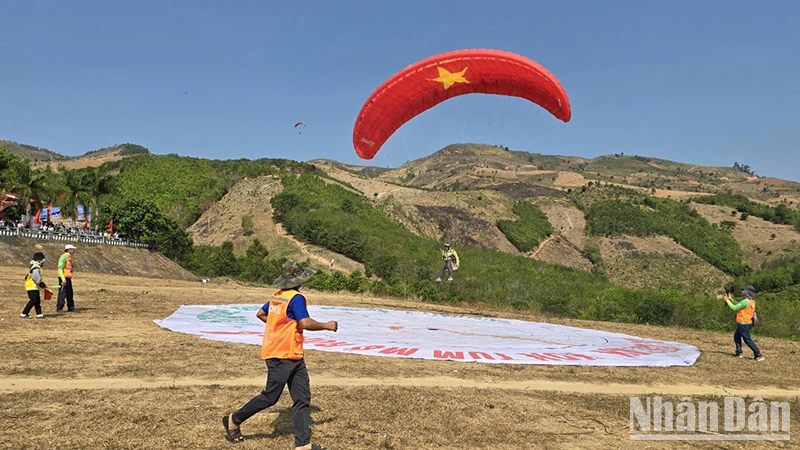 Tournoi de parapente attrayant dans la province de Kon Tum