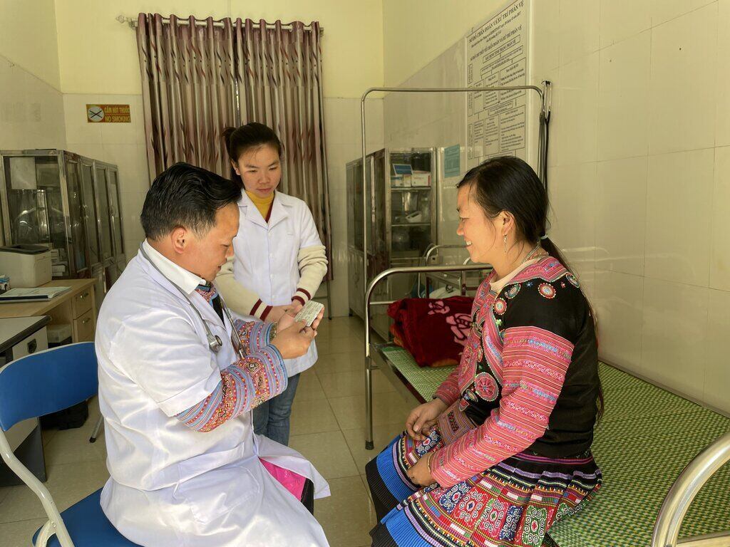 Des médecins du poste de santé de la commune de Long Luong, district de Van Ho, province de Son La, examinent des personnes. Photo : Khanh Linh