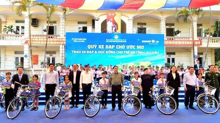 Prime Minister Pham Minh Chinh visited and presented gifts to children in special and difficult circumstances in Lai Chau province.