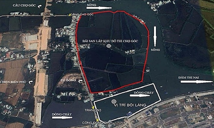 L'entreprise de dragage du port de Quy Nhon a déversé de la boue dans une zone de stockage temporaire au milieu de la rivière (entourée en blanc), avant de la pomper vers le site de déversement (en rouge), provoquant une congestion sur la rivière Truong Uc. Photo : Département des ressources naturelles et de l'environnement de Binh Dinh