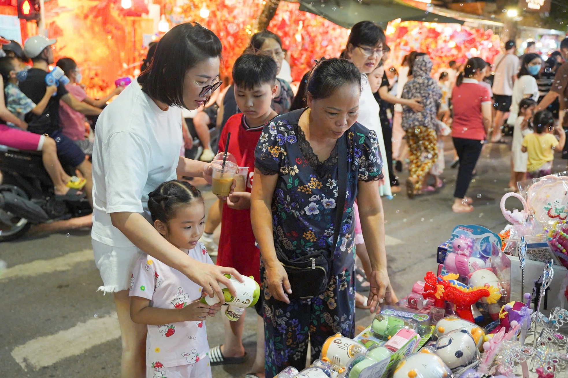 Many young families take to the streets to find the 'old Mid-Autumn Festival' photo 7