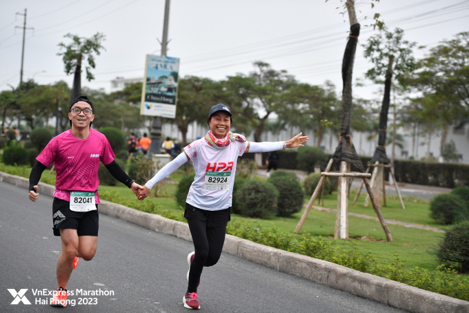 La Sra. Thoi (camiseta HPR) corre la carrera VM Hai Phong 2023. Foto: VM