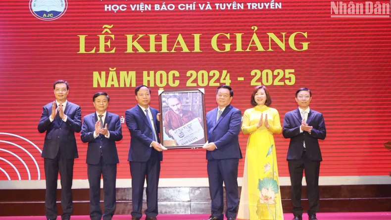 Học viện Báo chí và Tuyên truyền khai giảng năm học mới ảnh 2