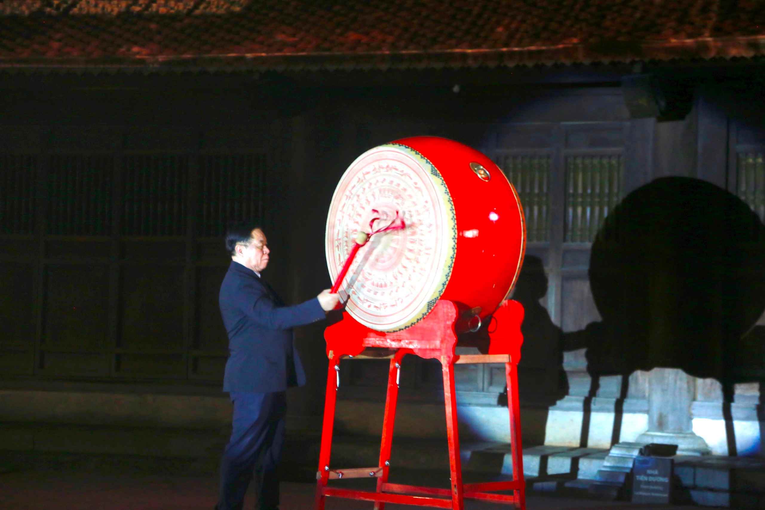 El señor Nguyen Trong Nghia toca el tambor para inaugurar el Día de la Cultura del Libro y la Lectura de Vietnam 2024. Foto: Thuy Trang