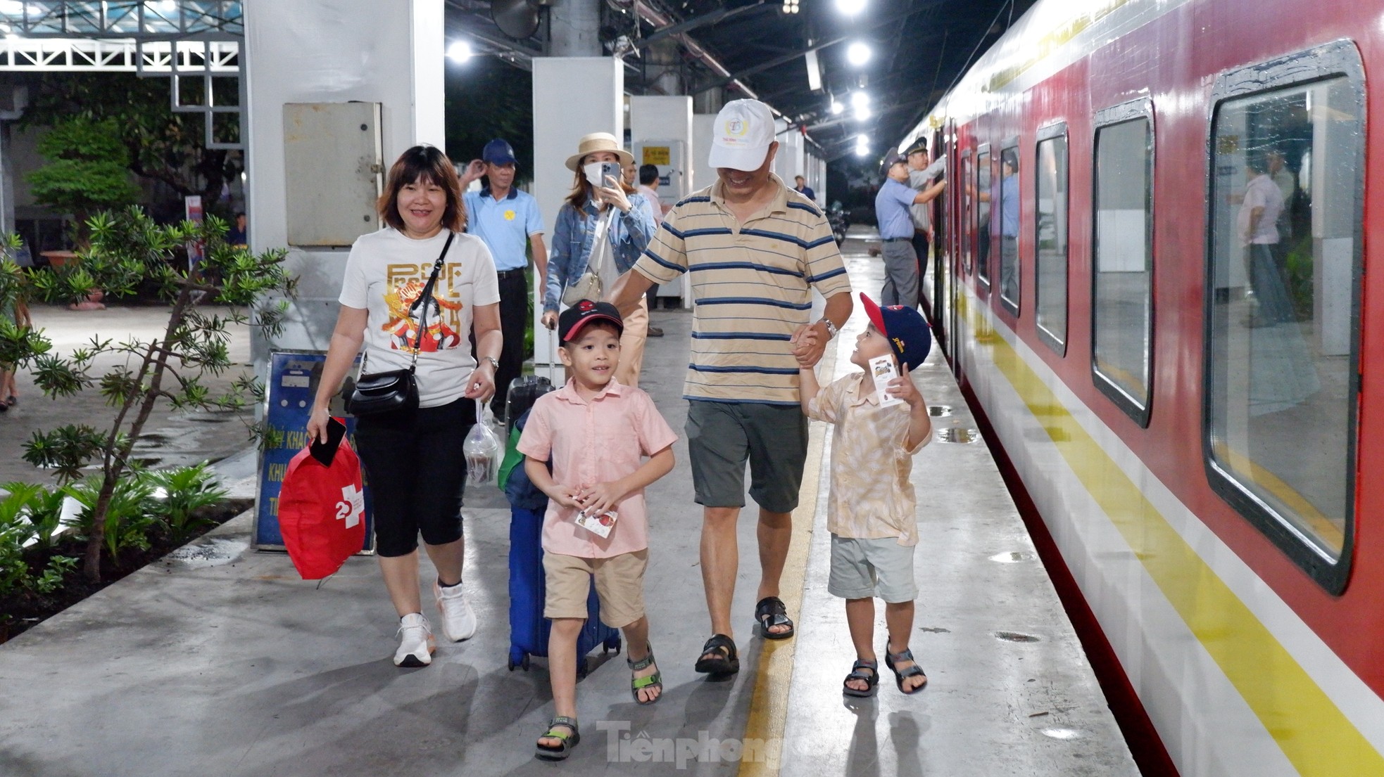 First day of September 2nd holiday: Train stations and bus stations crowded, Tan Son Nhat airport surprisingly clear photo 19