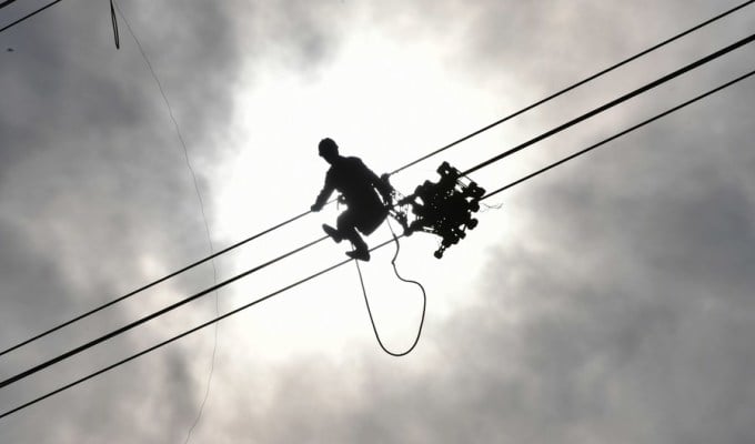 Ingenieros eléctricos trabajan bajo el calor en la ciudad de Chaoyang, provincia de Liaoning, el 15 de junio. Foto: Xinhua