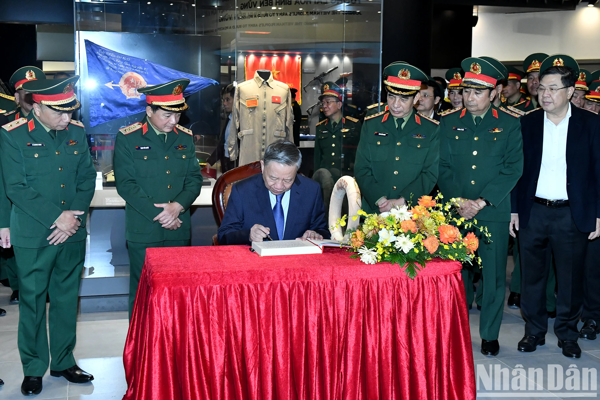 [Foto] Generalsekretär To Lam besucht und arbeitet im Vietnam Military History Museum Foto 8