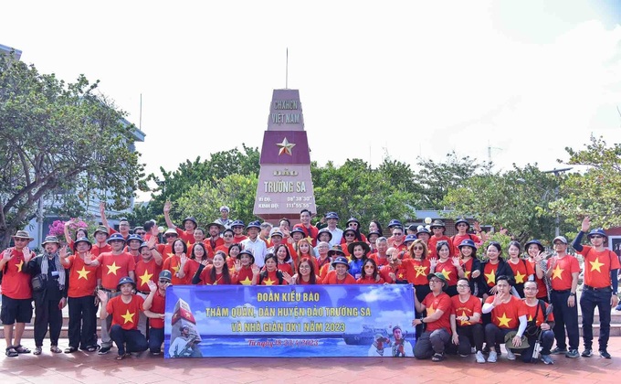 Đoàn kiều bào từ 22 nước thăm huyện đảo Trường Sa và  Nhà giàn DK1  - 1