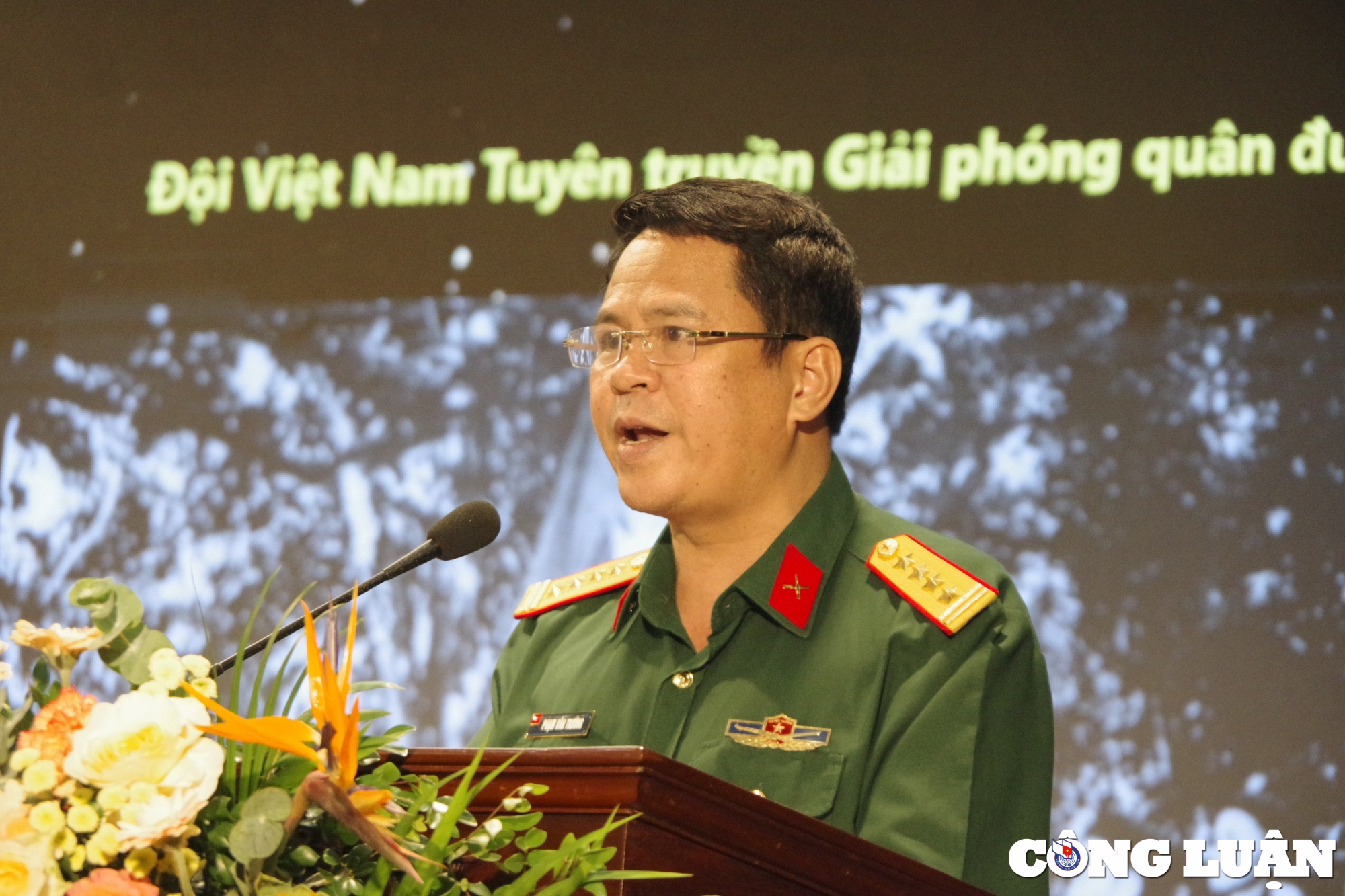 Launching a book about the memories and feelings of Nam Chau's friends with General Vo Nguyen Giap, picture 2