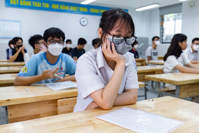 Candidates in Hanoi complete procedures to take the 10th grade entrance exam on the morning of June 9. Photo: Tung Dinh