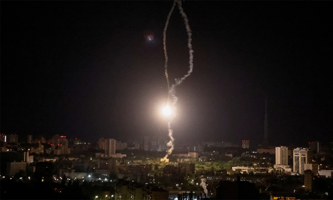 Объекты, предположительно являющиеся обломками ракет, упали в столице Украины Киеве 16 мая. Фото: Reuters