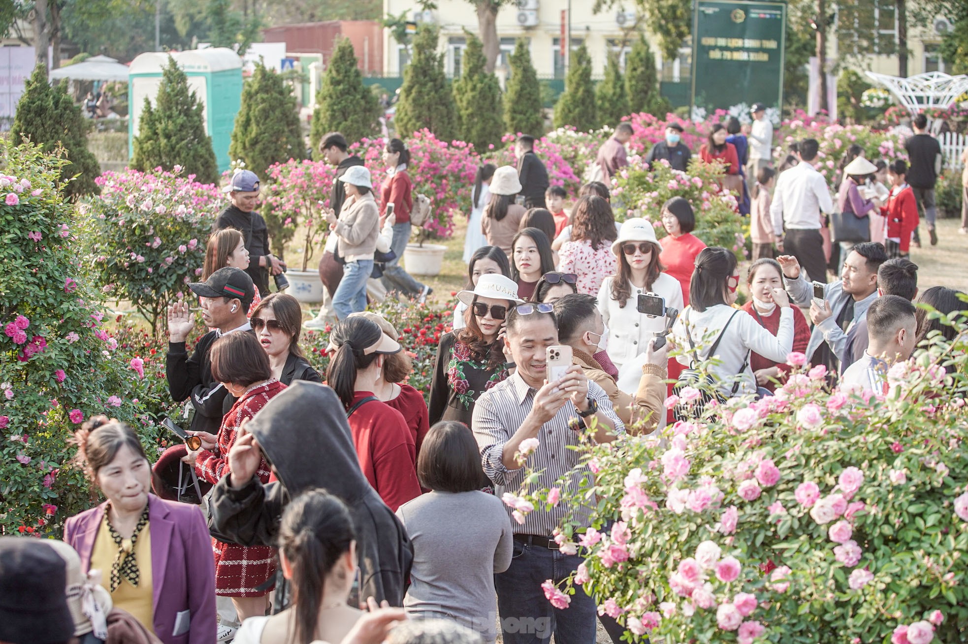 北部最大の花祭りに何千人もの人々が集まる 写真10