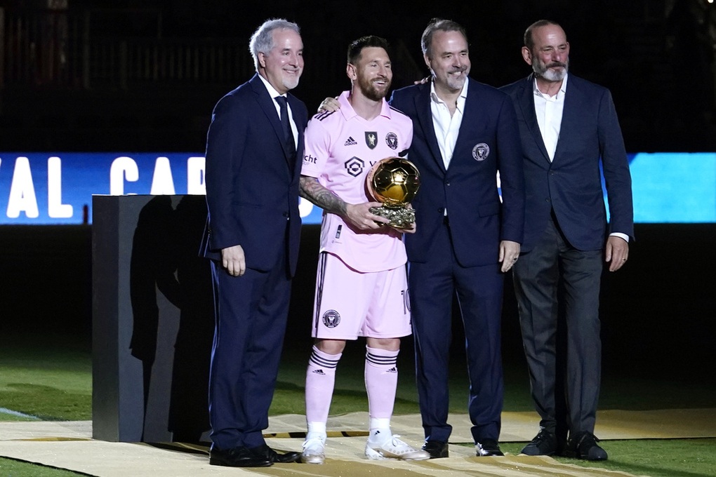 Messi khoe Quả bóng vàng trong ngày Inter Miami thua trận - 2