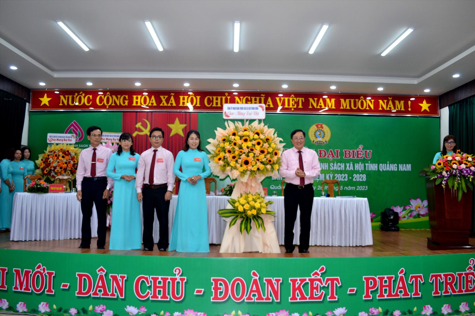 M. Duong Quyet Thang, directeur général de la Banque vietnamienne pour les politiques sociales, a offert des fleurs au 7e Congrès du Syndicat de base de la Banque vietnamienne pour les politiques sociales (mandat 2023-2028). Photo: VIET QUANG