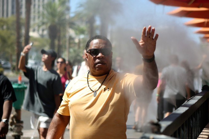 Los peatones se refrescan con boquillas nebulizadoras a lo largo de una acera en Las Vegas, Nevada, el 14 de julio. Foto: AFP