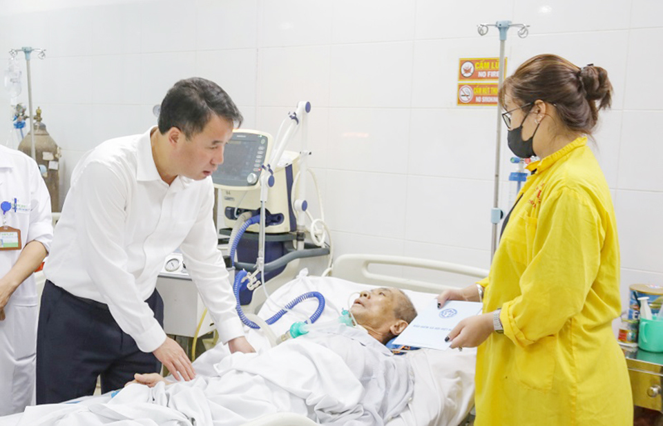 General Director Nguyen The Manh visited and gave gifts to patients at University of Medicine and Pharmacy Hospital.