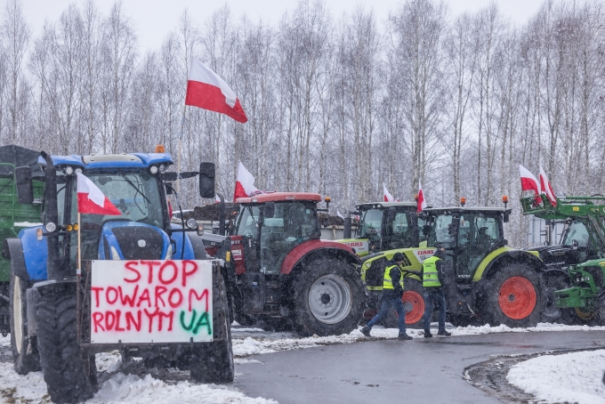 2月9日、ポーランド東部ドロフスクで行われた抗議活動で、ポーランドの農民たちが道路を封鎖した。写真：AFP