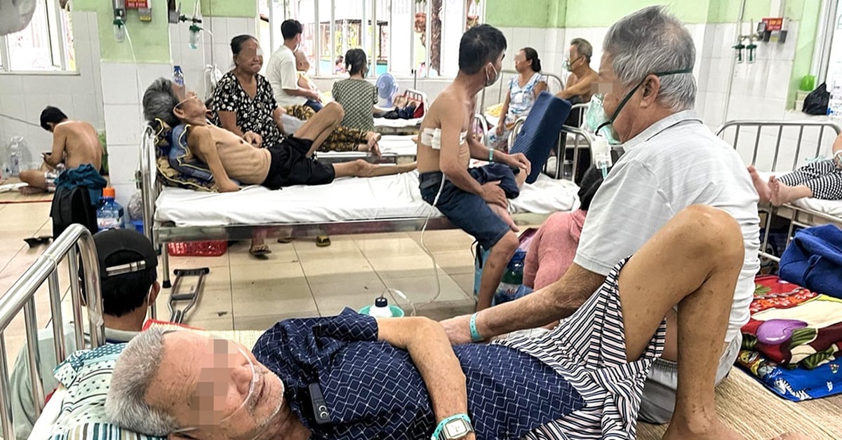 Los pacientes ingresados ​​en urgencias del hospital Pham Ngoc Thach tenían que permanecer acostados en el piso de suero. ¿Qué ordenó el Departamento de Salud de la ciudad de Ho Chi Minh?