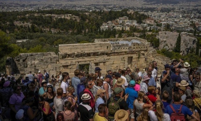 Khách du lịch đổ xô đến di tích cổ Acropolis, Athens, Hy Lạp,  ngày 4/7 năm 2023. Ảnh: Thanassis Stavrakis/AP