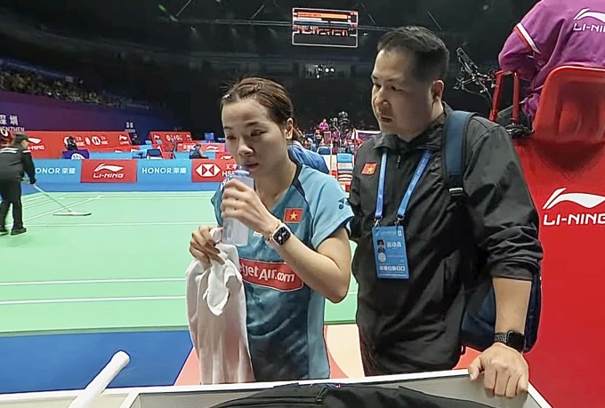 Trainer Ngo Trung Dung leitet Nguyen Thuy Linh bei den China Open 2023.