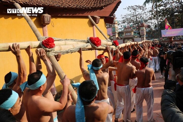 Sau phần tế lễ, hai đội Đông, Tây làm lễ hạ cây dây.