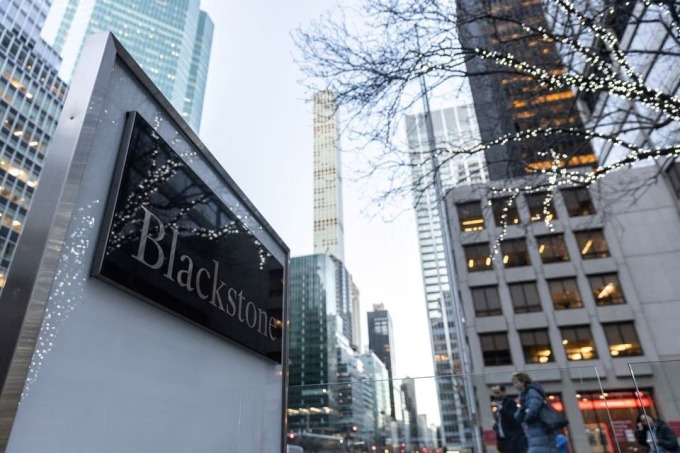 1月18日、米国ニューヨークのブラックストーン・グループ本社の外に掲げられた看板。写真：ジーナ・ムーン