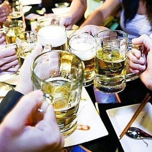 ¿Cuánto es la pena por obligar a otros a beber alcohol?