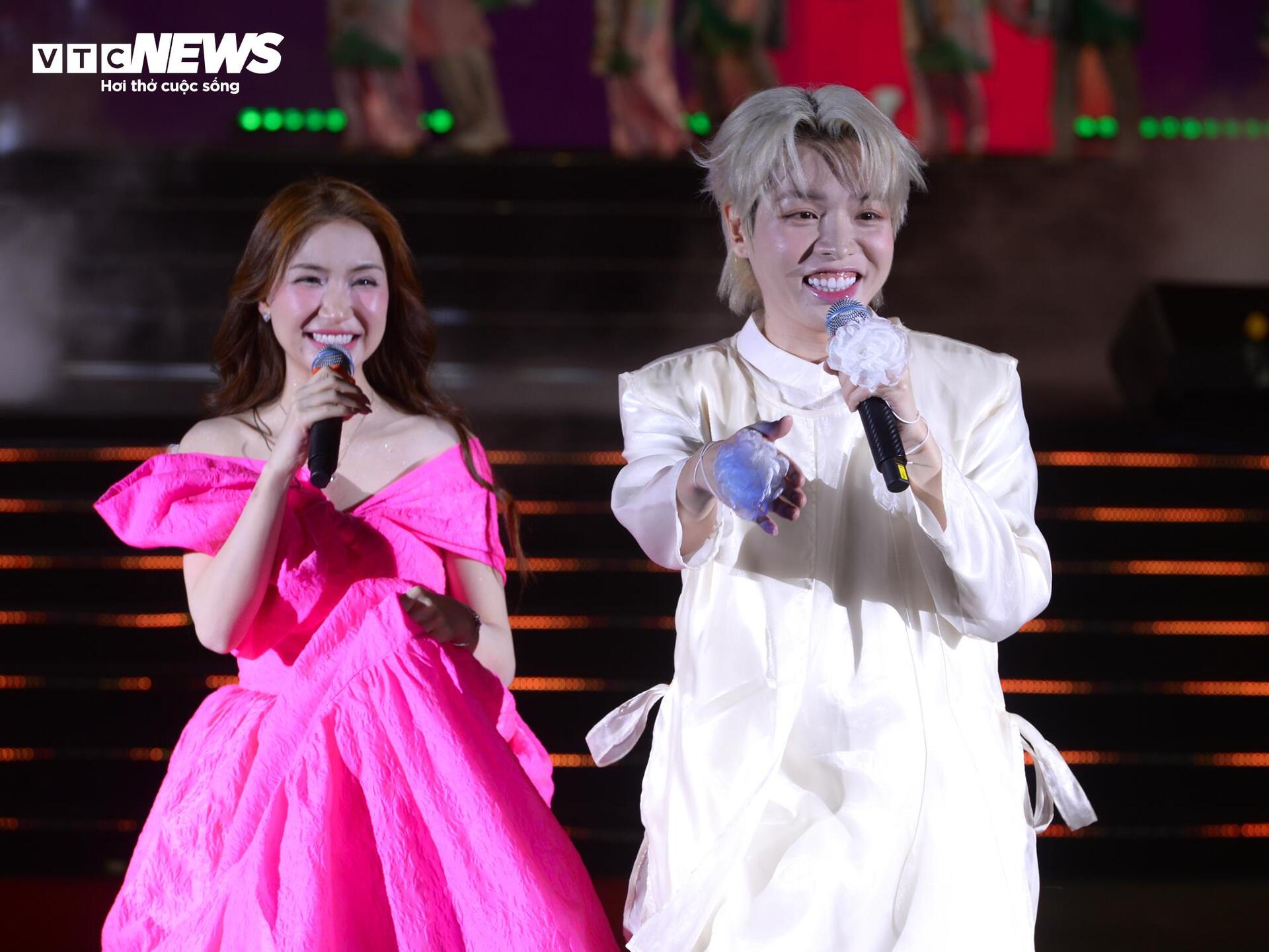 Duc Phuc y Hoa Minzy se queman en la noche inaugural del Festival de Flores de Me Linh - 15