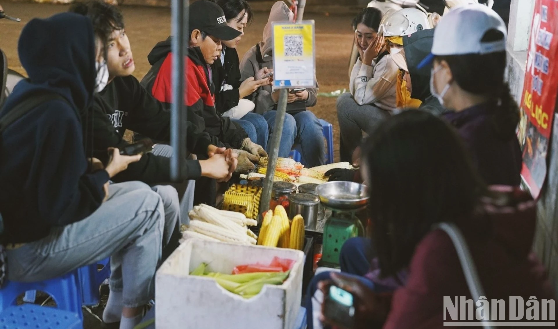 [Photo] Hanoi in winter, typical dishes attract young people photo 2
