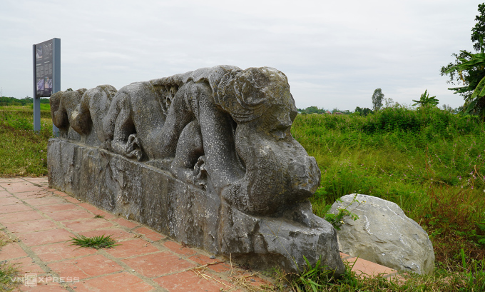 Cả hai tượng rồng lớn ở Thành nhà Hồ đều bị chặt mất phần đầu. Ảnh: Lê Hoàng