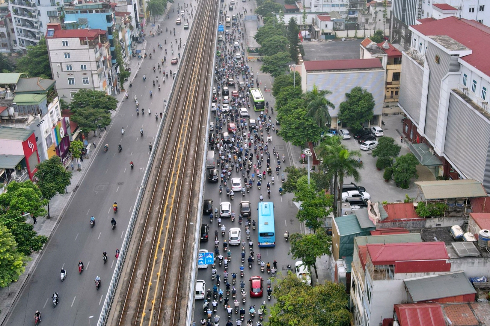 Xuất hiện “lô cốt”, đường Nguyễn Trãi ùn ứ kéo dài giờ cao điểm - Ảnh 4.