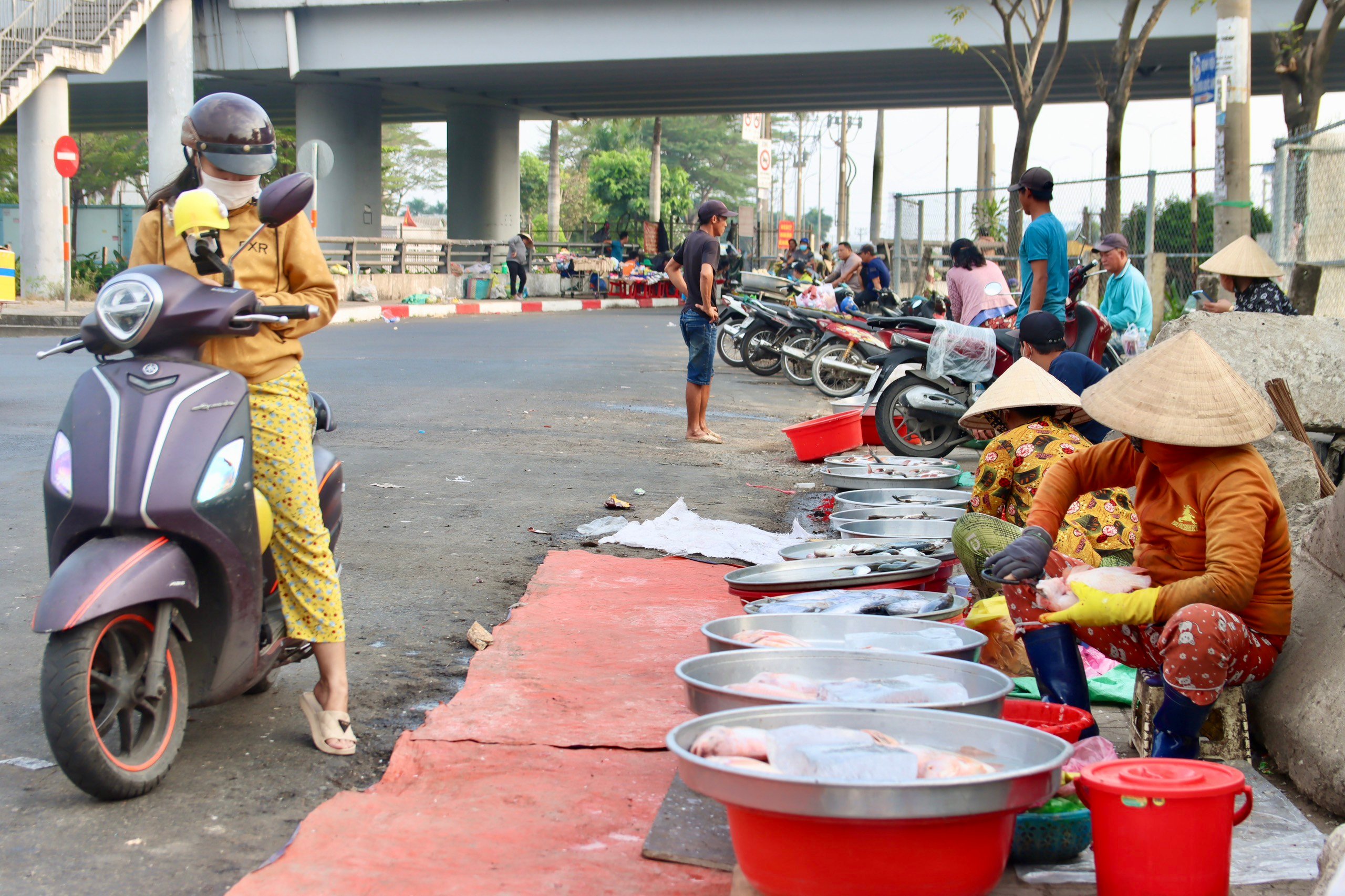 Chiều tan ca Công ty PouYuen đông công nhân nhất TP.HCM: Mong sao thoát cảnh chợ 'chạy'- Ảnh 6.