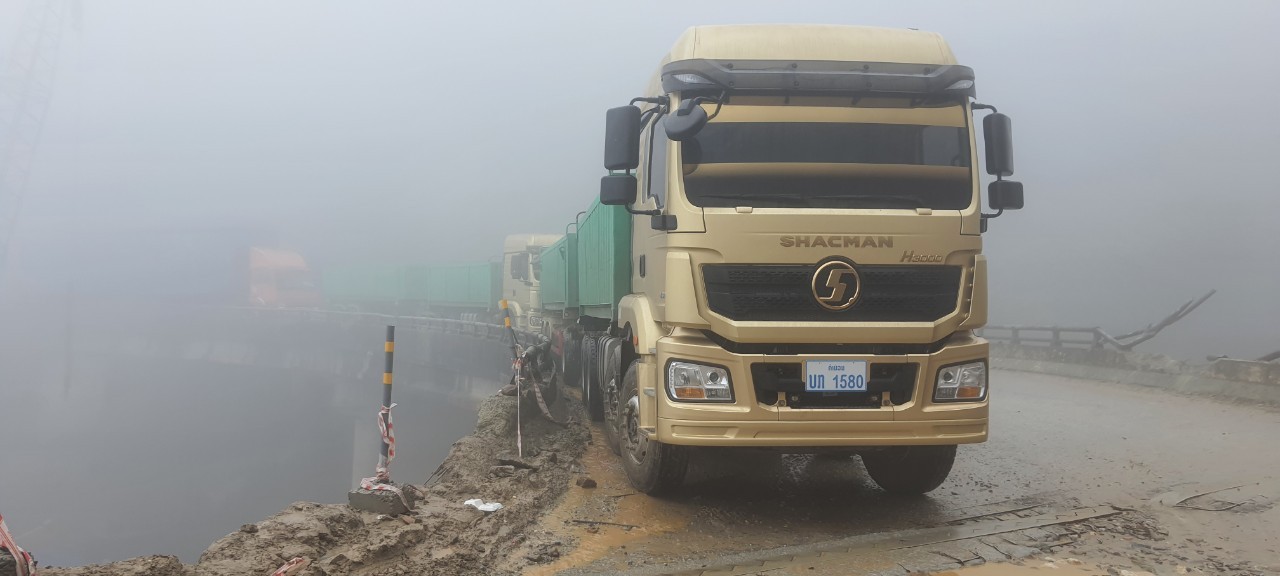 Many drivers are worried as the road to Cau Treo Border Gate continues to collapse photo 1