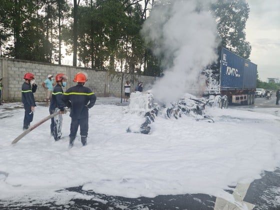 Binh Duong: Feuer brennt Container-LKW-Kabine nieder, Foto 2