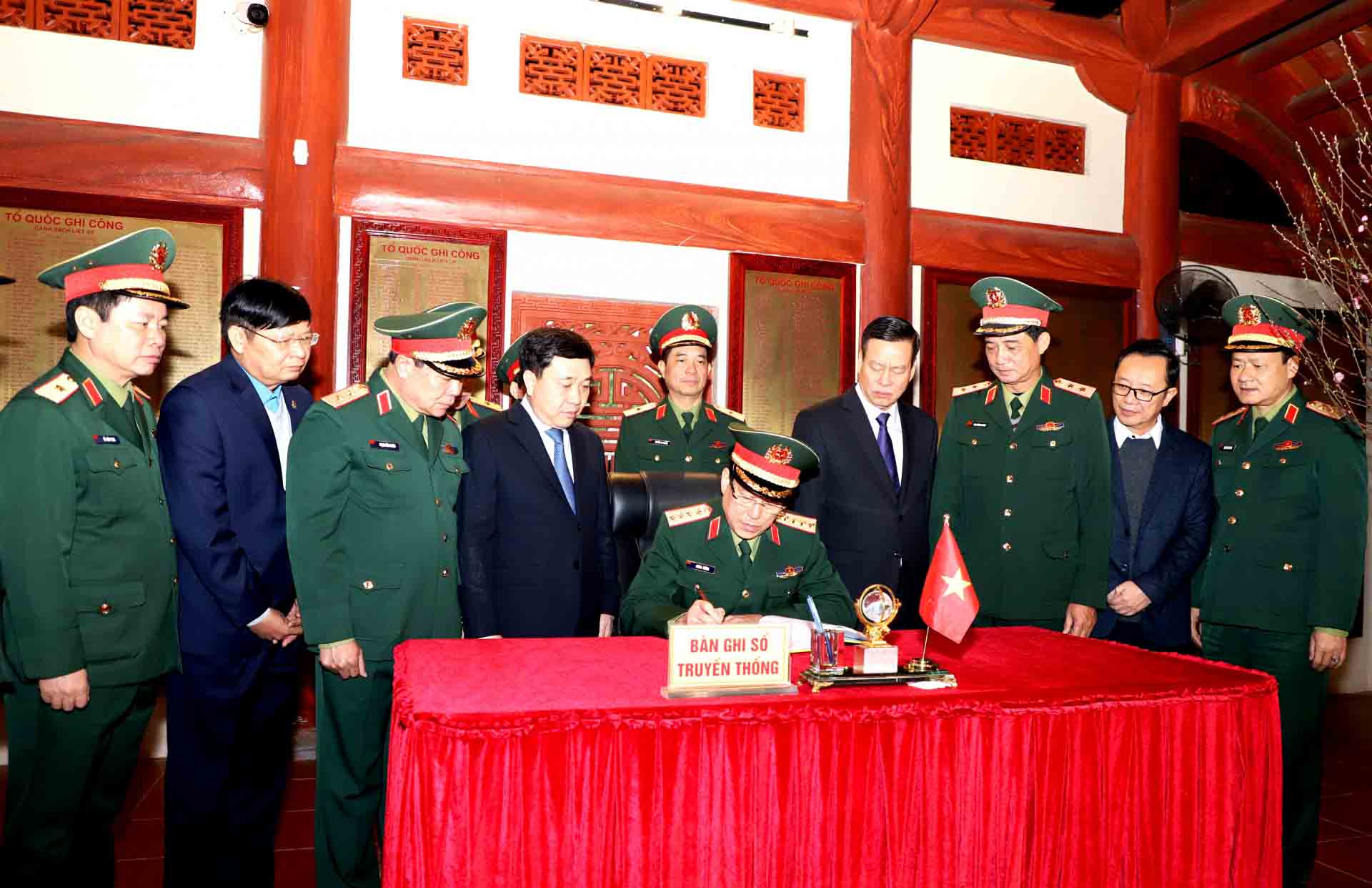 General Luong Cuong and his delegation offered incense and visited Vi Xuyen National Martyrs Cemetery. Photo: Van Nghi.