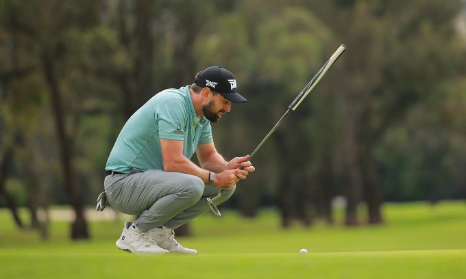 Del Solar avant un putt lors du premier tour du Championnat de golf d'Astara, le 8 février. Photo : AFP