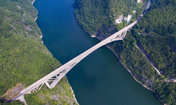 Puente sobre el río Jiangjie en la provincia de Guizhou. Foto: CFP