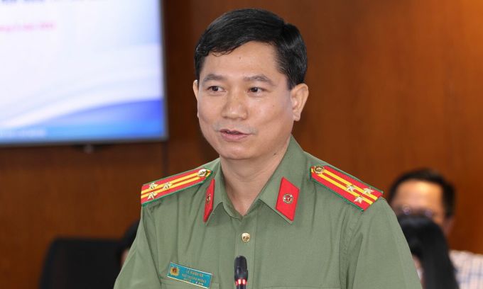 Oberstleutnant Le Manh Ha antwortete am Nachmittag des 14. September auf der Pressekonferenz. Foto: Thanh Nhan